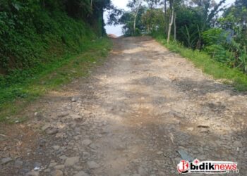 Warga Keluhkan Jalan di wilayah Kabupaten Bandung Barat sepanjang 1 km Di Desa Kidang Pananjung Rusak parah