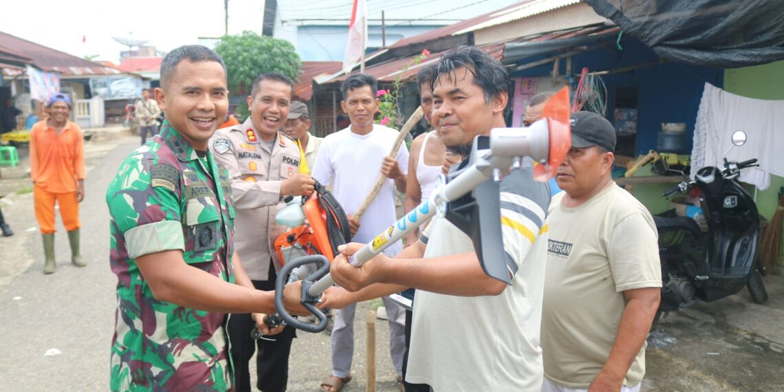 Kompak,Dandim 0416 Bute Dan Kapolres Bungo Sambut HUT TNI Ke-79 Tahun, Bersama Lakukan Giat Karya Bakti Di Pasar Muara Bungo