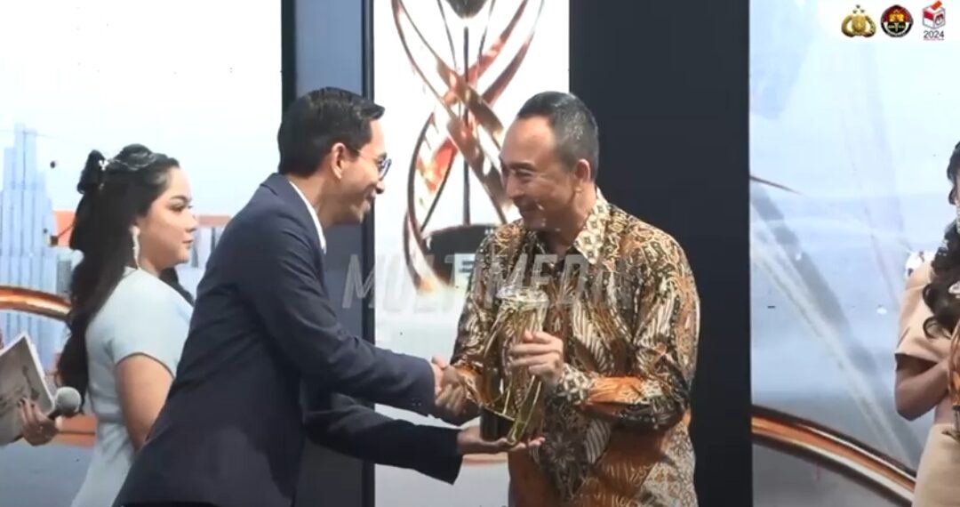 Polri Raih Penghargaan Lembaga Dengan Pelayanan Dan Komunikasi Terbaik