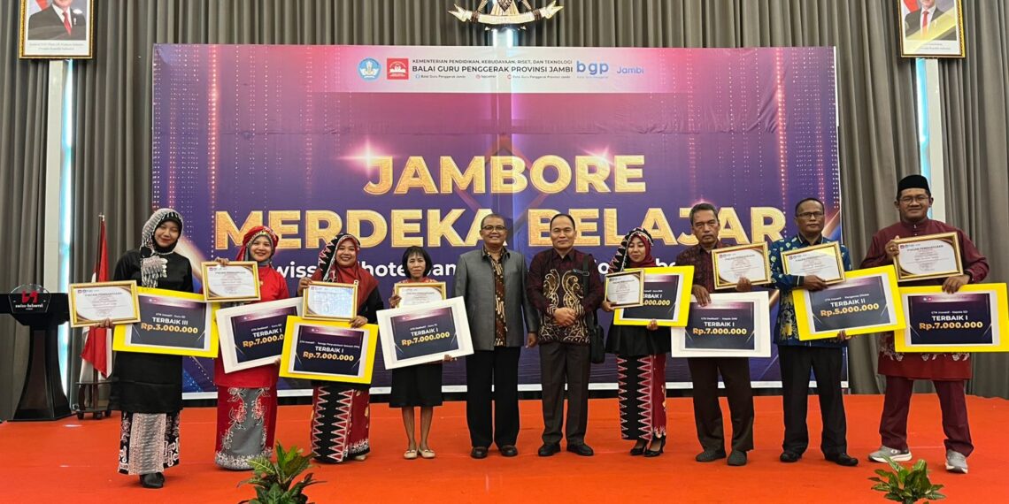 Perlombaan GTK Hebat Dalam Rangka Memperingati Hari Guru Dan Bulan Guru Nasional Tahun 2024 di Jambi, Delapan Orang Guru Dari Kabupaten Bungo Raih Penghargaan Dan Juara Pertama