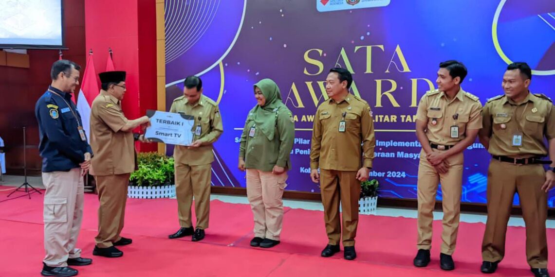Walikota Blitar Santoso Berikan Penghargaan Dalam Kegiatan Sata Awrd 2024