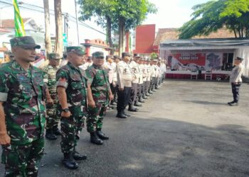 Bersama Tiga Pilar Koramil 0808/01 Sukorejo Melaksanakan PAM Pleno Rekapitulasi Penghitungan Suara