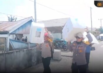 Wujud nyata pengabdian Polri dalam memastikan kelancaran Pilkada kawal surat suara ke pulau terluar