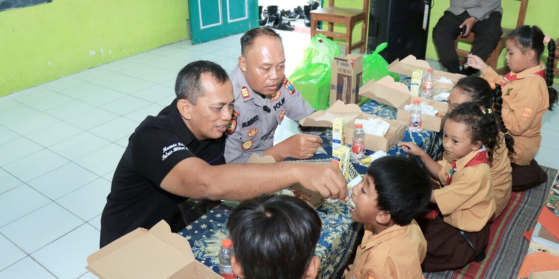 Dukung Program Makan Siang Bergizi, Polres Blitar Kota Bagikan Makan Gratis di Sekolah