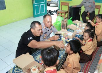 Dukung Program Makan Siang Bergizi, Polres Blitar Kota Bagikan Makan Gratis di Sekolah