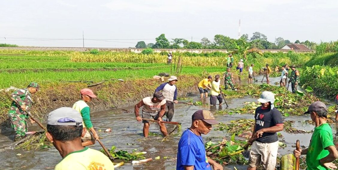 Wujud Kepedulian Lingkungan, Koramil 0808/02 Garum Bersama Warga Lakukan Normalisasi Sungai