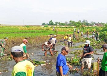 Wujud Kepedulian Lingkungan, Koramil 0808/02 Garum Bersama Warga Lakukan Normalisasi Sungai