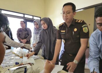 Kejaksaan Negeri Kabupaten Blitar Lakukan Test Urine Guna Mencegah Penyalahgunaan Narkoba