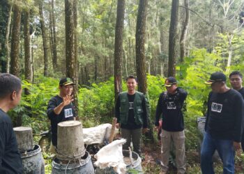 Wakil Kepala Divisi Regional Jatim Kunjungi Lokasi Penghasil Getah di KPH Blitar