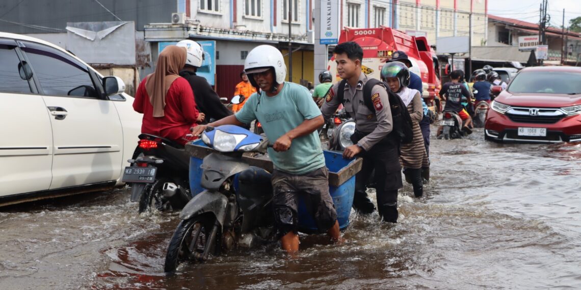 Banjir Pasang  Puluhan Kendaraan Warga Mogok, Polres Ketapang Sigap Berikan Bantuan