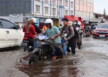 Banjir Pasang  Puluhan Kendaraan Warga Mogok, Polres Ketapang Sigap Berikan Bantuan