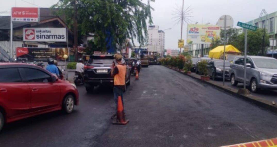 Najib Ada Bekerjaan Pengaspalan Jalan Gajahmada Pasar Plamboyan Diduga Proyek Siluman Hingga Menjadi Pertanyaan Publik