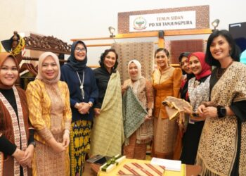 Persatuan Istri Prajurit Kodam XII/Tanjungpura Tampilkan Kreasi Tenun Sidan untuk Program PersitBisa