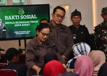 Kajati Jabar dan jajaran tinjau langsung lokasi terdampak gempa bumi di desa Tarumajaya Kab. Bandung