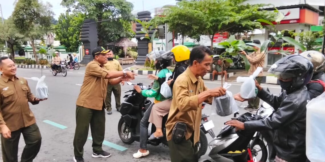 Perhutani KPH Blitar Bagikan Bibit Tanaman Sebanyak 2025 Pohon Kepada Masyarakat