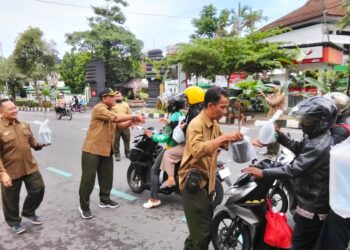 Perhutani KPH Blitar Bagikan Bibit Tanaman Sebanyak 2025 Pohon Kepada Masyarakat