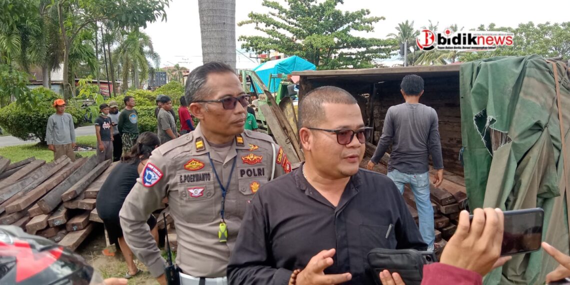 Truk Bermuatan Kayu Belian Diduga Kuat Ilegal Hantam Dua Pengendara Sepeda Motor Hingga Kritis