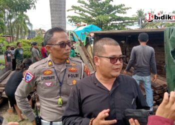 Truk Bermuatan Kayu Belian Diduga Kuat Ilegal Hantam Dua Pengendara Sepeda Motor Hingga Kritis