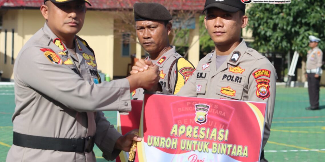 Akhiri Masa Tugas, Kapolres Bengkulu Utara Berikan Umroh Presisi Kepada 3 Personil (Perwira,Bintara Dan PHL)