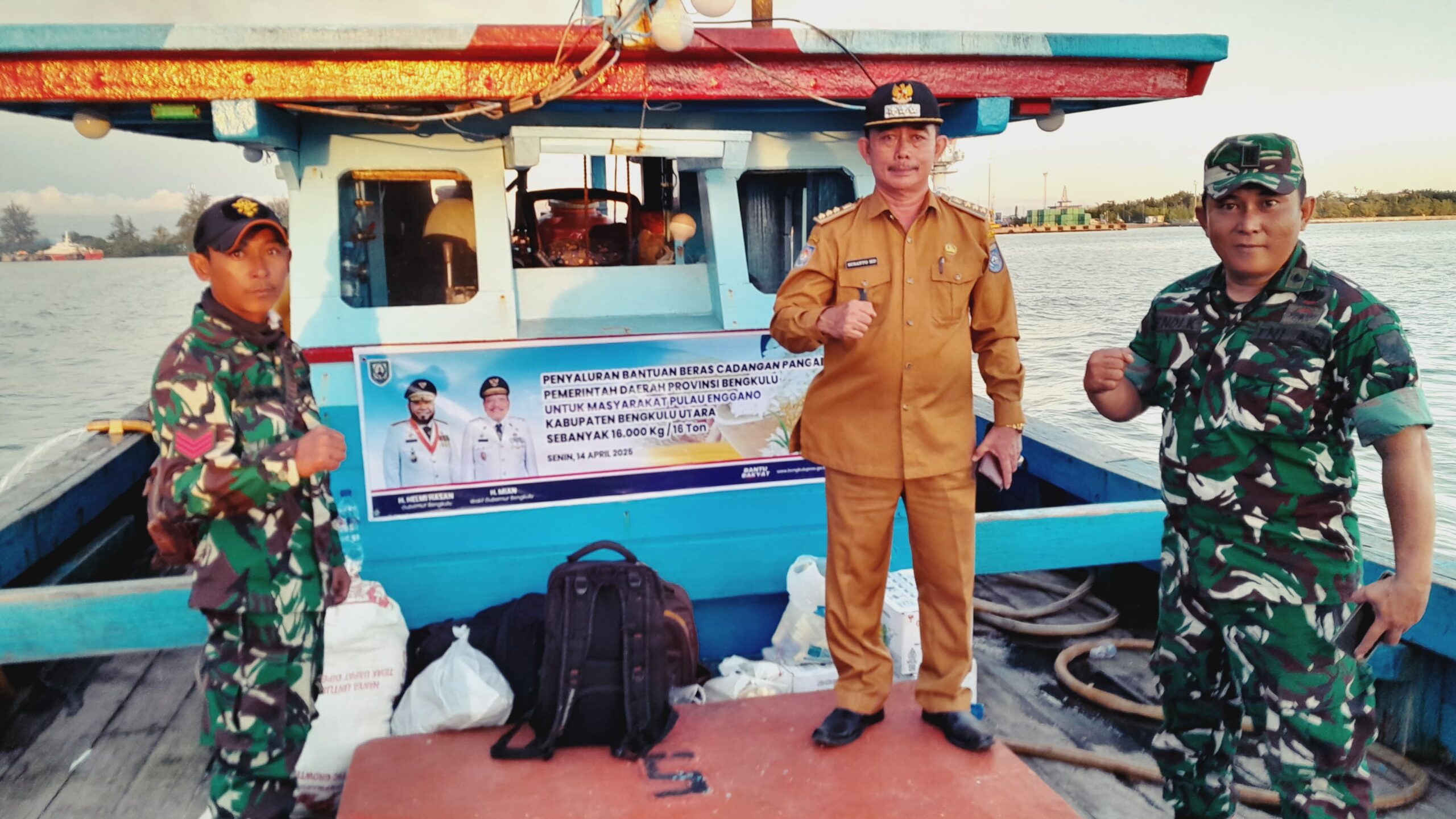 Personel Koramil 423-06/Enggano Kodim 0423/BU Dampingi dan Amankan Pengiriman Logistik Sembako Ke Pulau Enggano