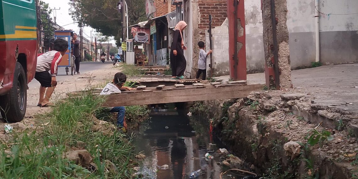 Tak Hanya Mengganggu Aktivitas Warga, Mangkraknya Proyek Normalisasi Drainase di Rancaekek Bandung Memakan Korban