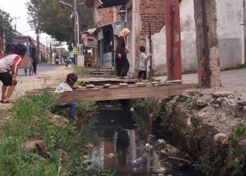 Tak Hanya Mengganggu Aktivitas Warga, Mangkraknya Proyek Normalisasi Drainase di Rancaekek Bandung Memakan Korban