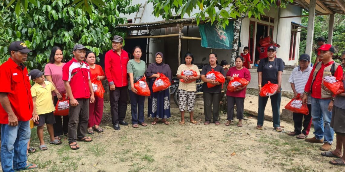 Wakil ketua DPD Partai PDI perjuangan provinsi Bengkulu mendistribusikan bantuan sembako untuk masyarakat di Pulau Enggano