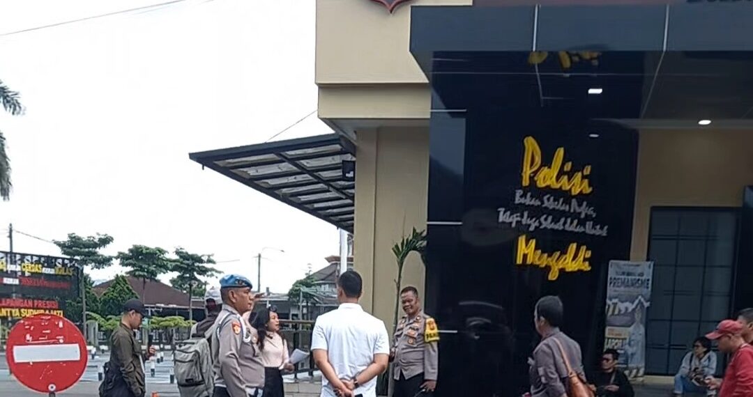 Seorang Wanita Siram Kantor Polres Cimahi Guna Minta Keadilan Untuk Suami Yang Tidak Jelas Tuduhanya