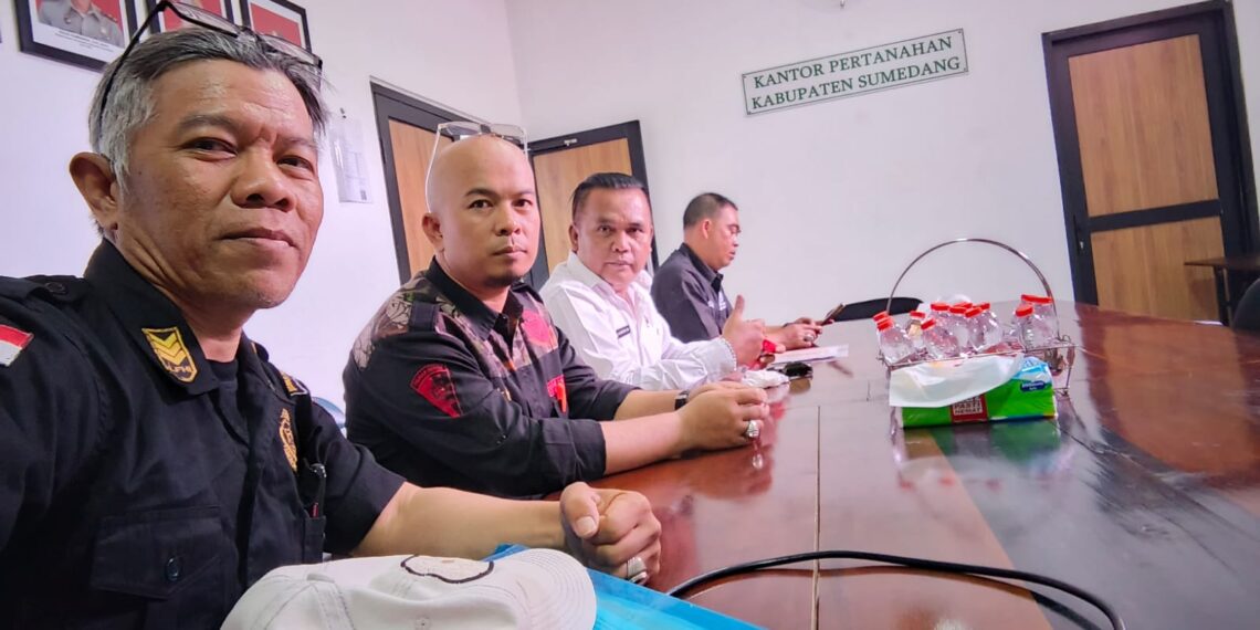 Sertifikat Tanah kliennya tertahan, Pak Ketum sambrangi Kantah Kabupaten Sumedang untuk meminta penjelasan