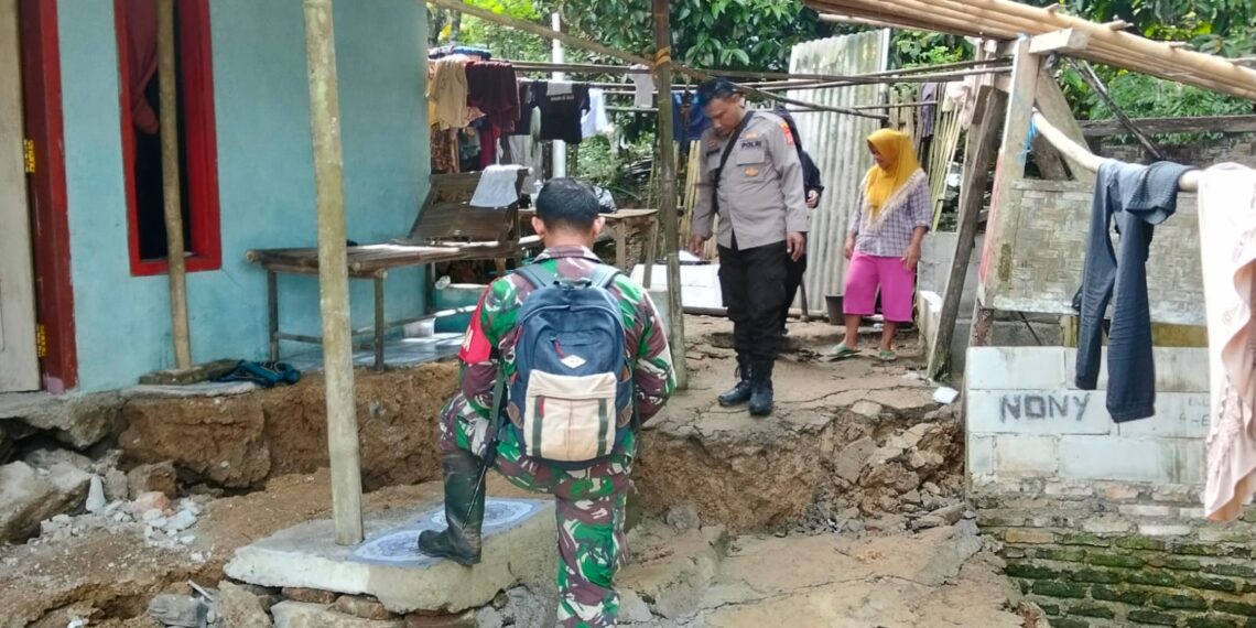 Pemdes Mangunjaya respon cepat atas rumah warga yang roboh pergeseran tanah
