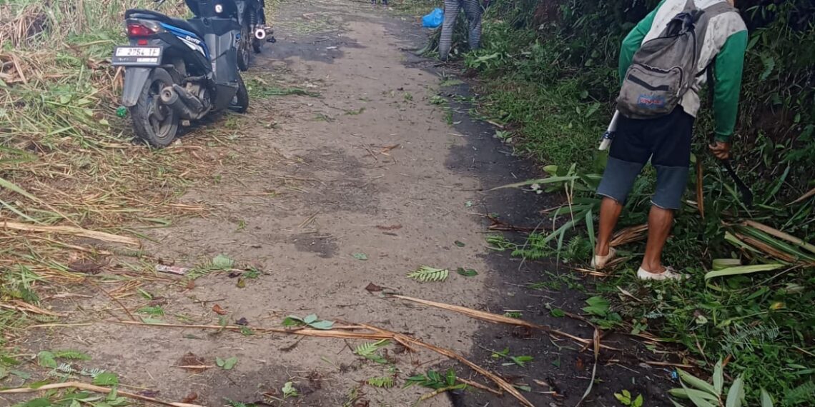 Warga masyarakat desa Buanajaya lakukan bakti sosial bersih-bersih jalan