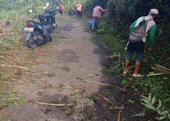 Warga masyarakat desa Buanajaya lakukan bakti sosial bersih-bersih jalan