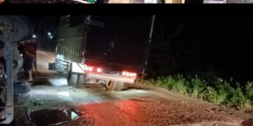 Jalan Kuamang Kuning Rusak Parah, Truk Sawit Kembali Terbalik di Jalan Poros Unit 17